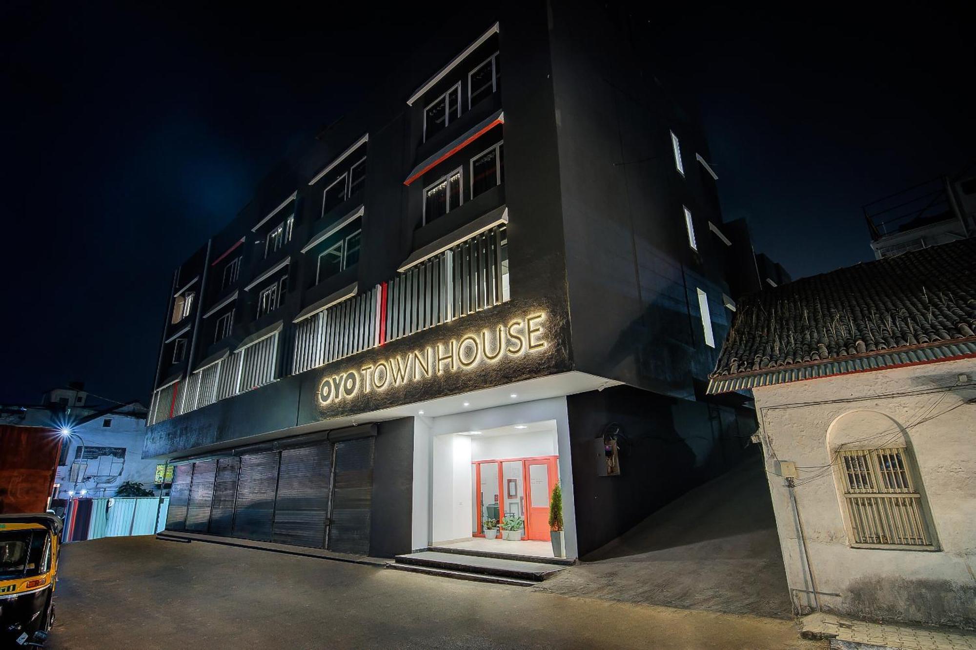 Super Townhouse Mg Road Púna Kültér fotó