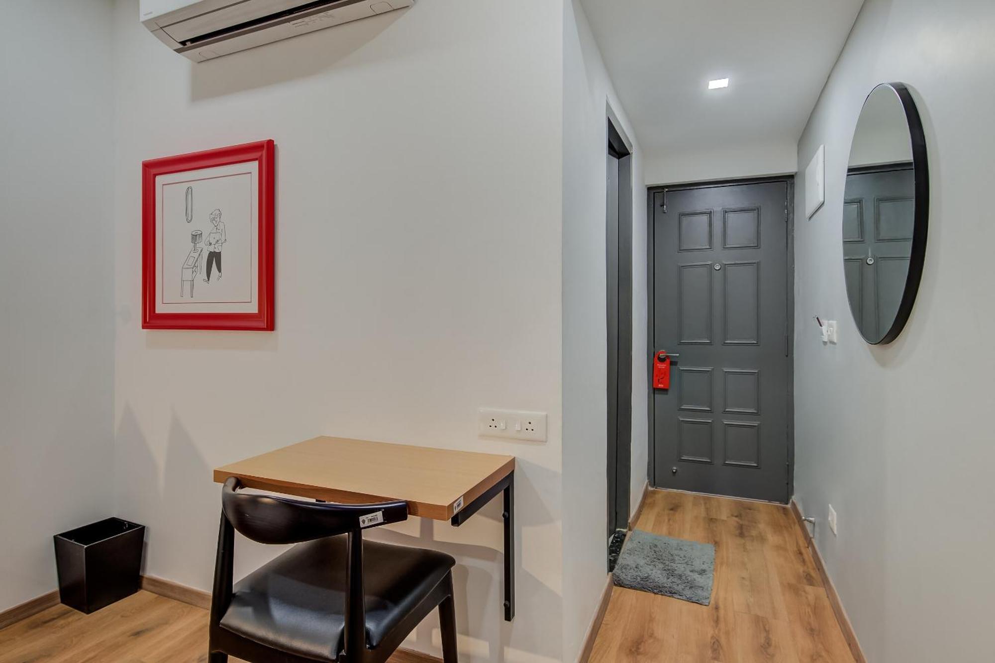 Super Townhouse Mg Road Púna Kültér fotó