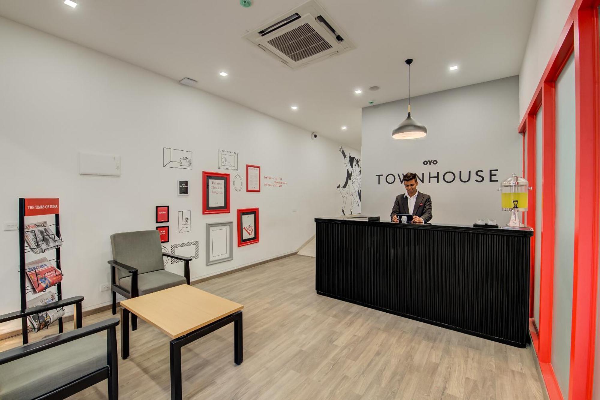 Super Townhouse Mg Road Púna Kültér fotó