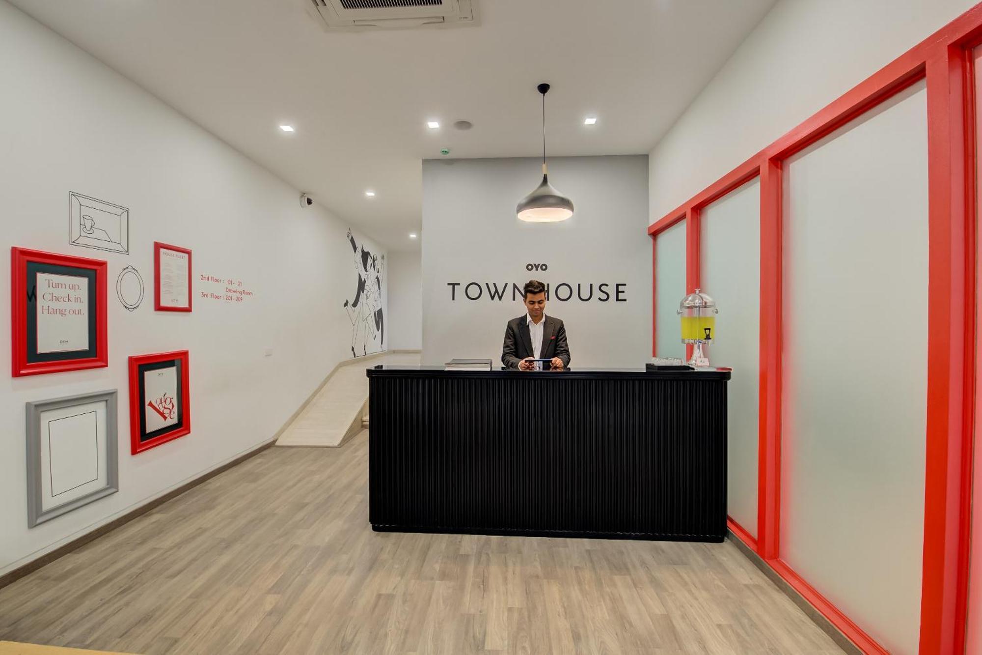 Super Townhouse Mg Road Púna Kültér fotó