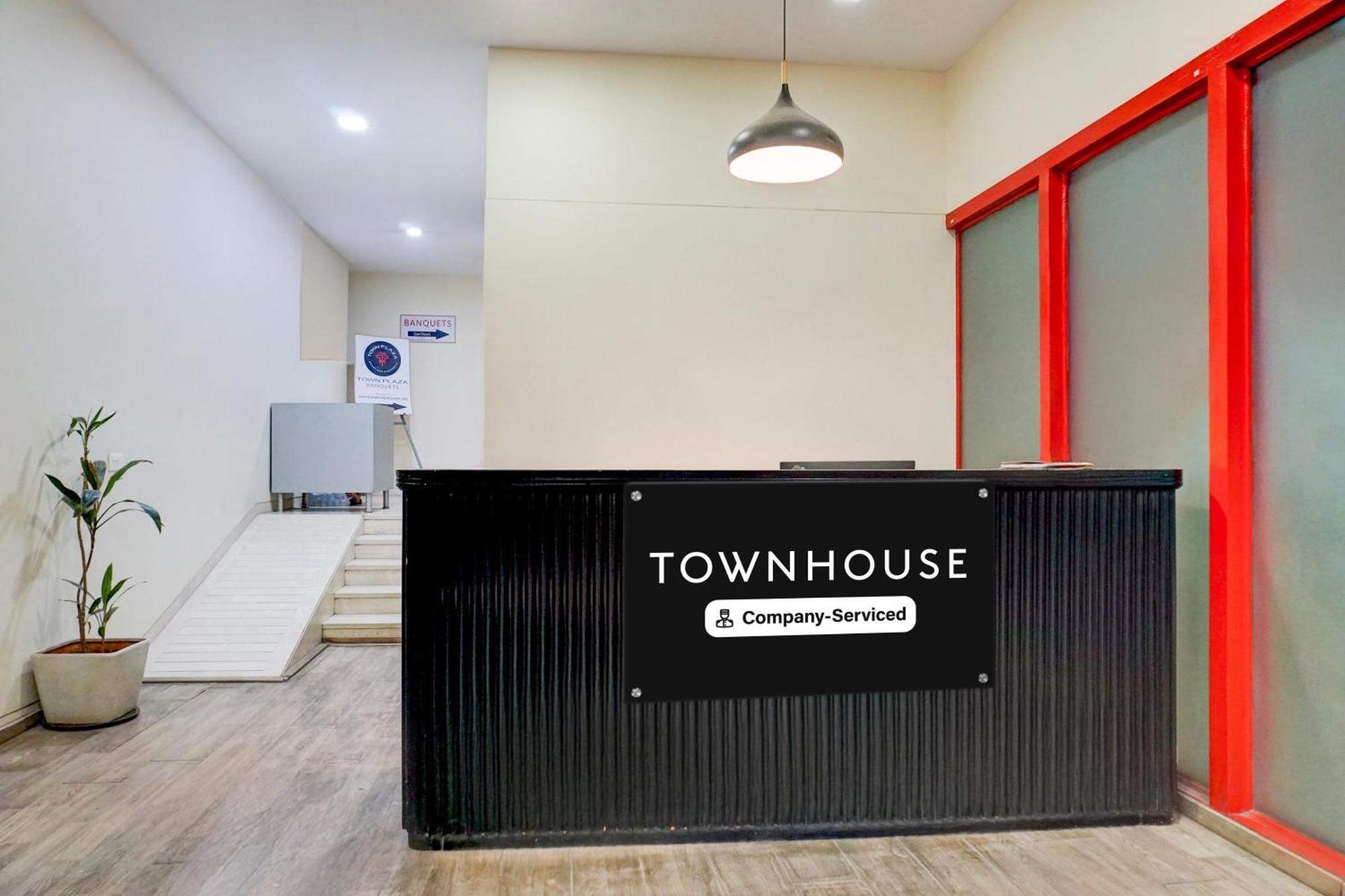 Super Townhouse Mg Road Púna Kültér fotó