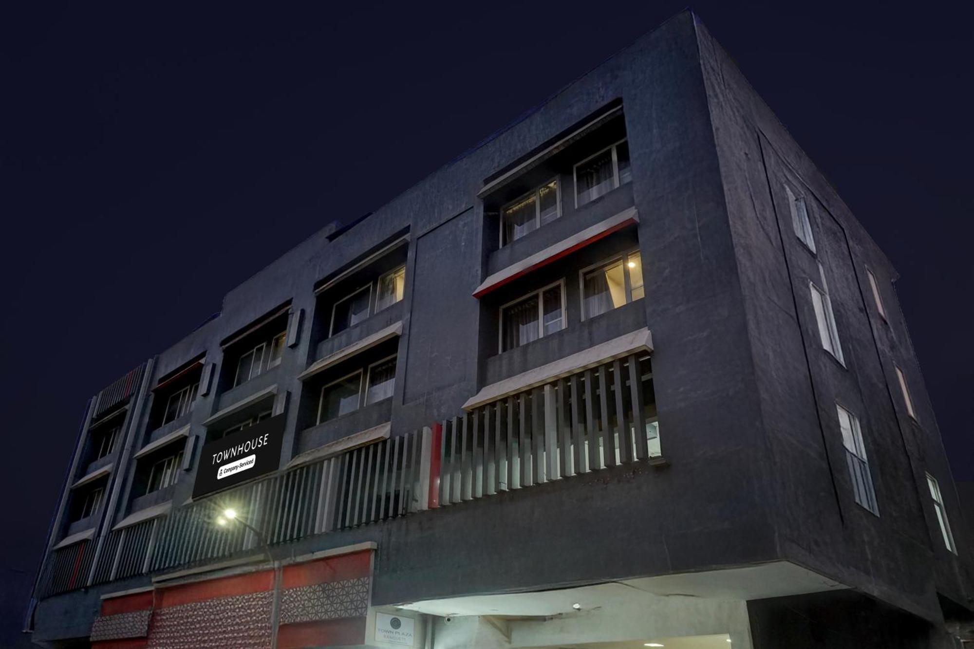 Super Townhouse Mg Road Púna Kültér fotó