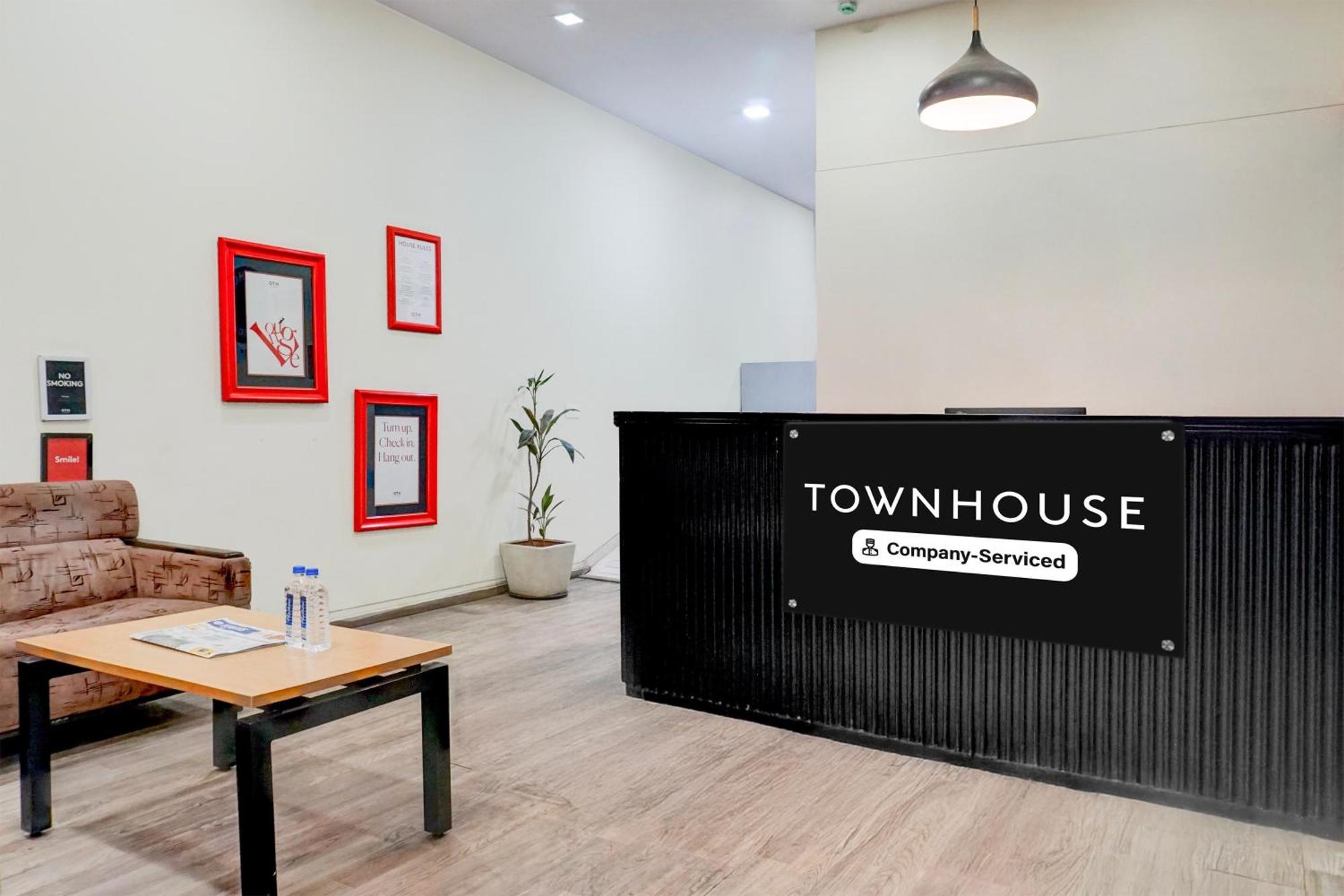 Super Townhouse Mg Road Púna Kültér fotó