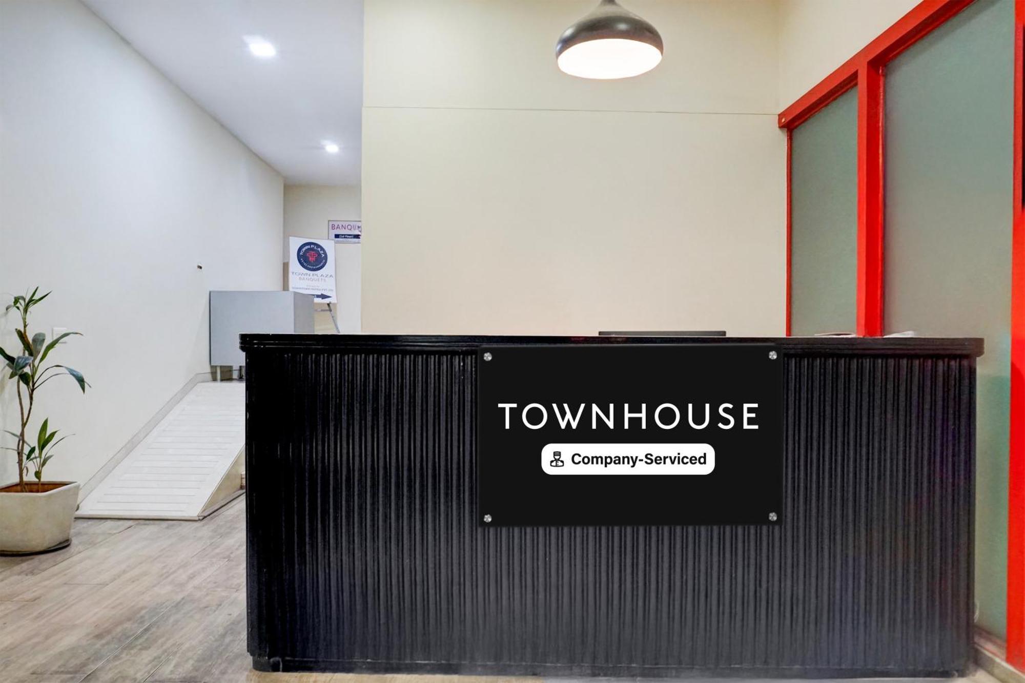Super Townhouse Mg Road Púna Kültér fotó