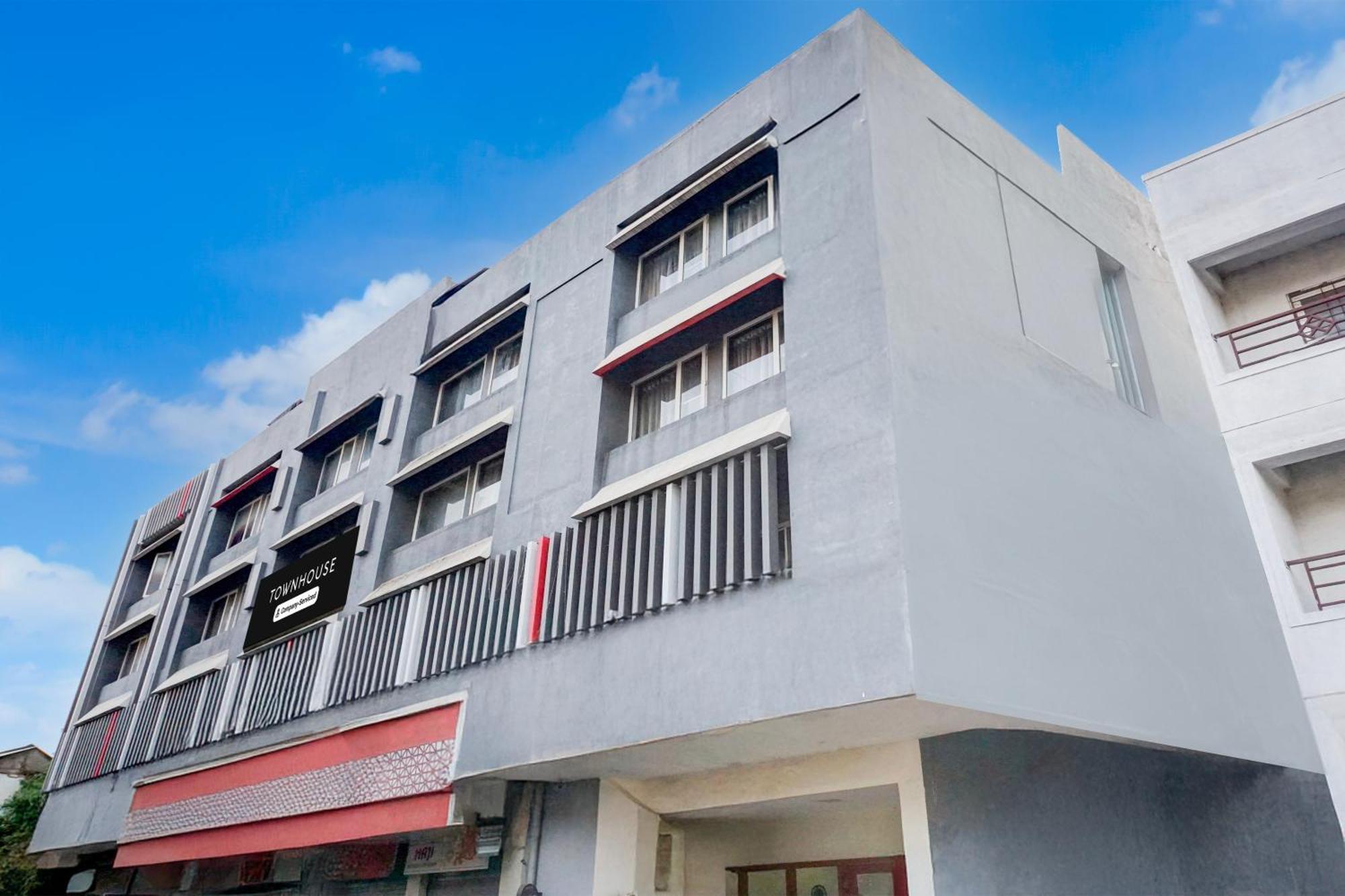 Super Townhouse Mg Road Púna Kültér fotó