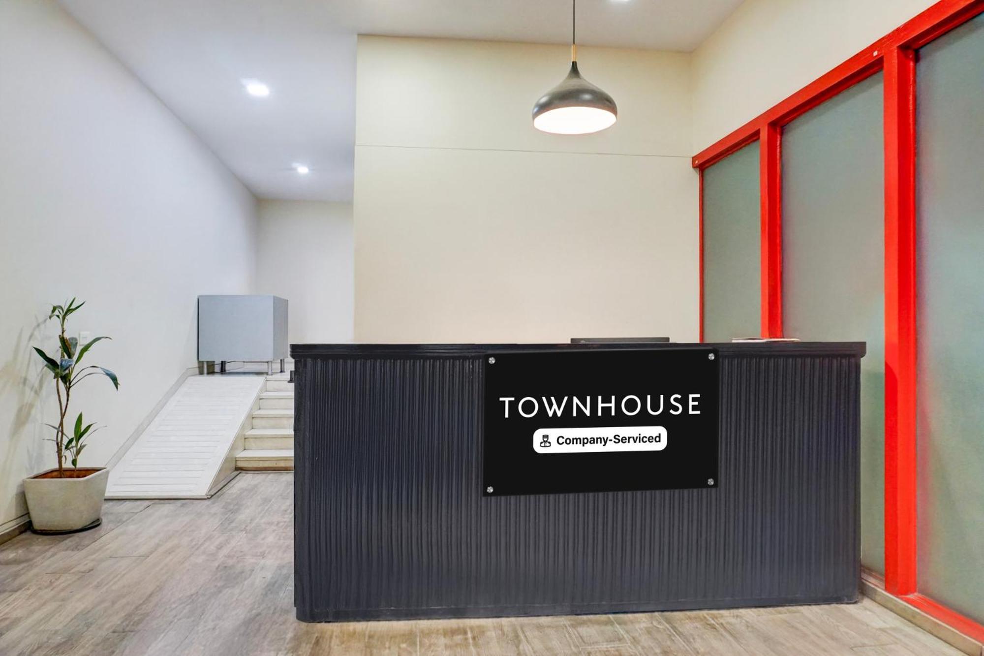Super Townhouse Mg Road Púna Kültér fotó