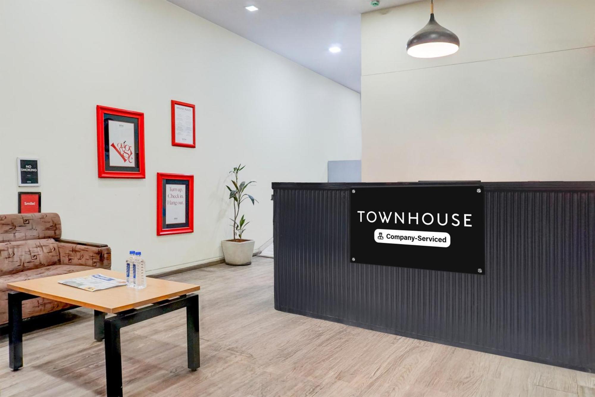 Super Townhouse Mg Road Púna Kültér fotó